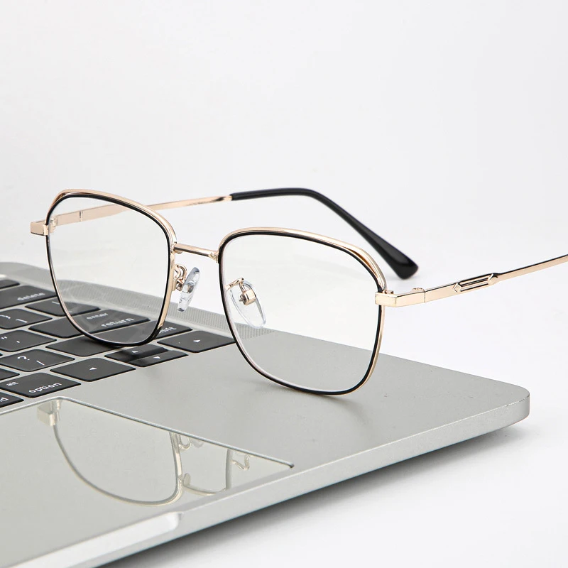 Stilvolle, ultraleichte Anti-Blaulicht-Lesebrille aus Metall, modische Herren- und Damenbrille im Retro-Stil für ältere Menschen.