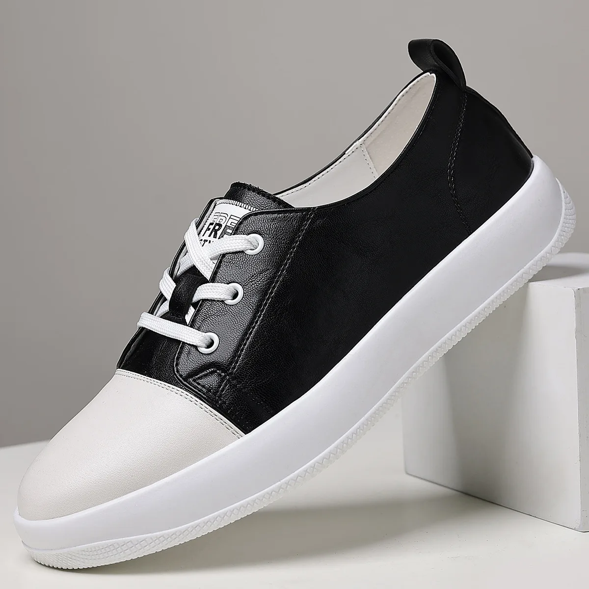 

Новая европейская обувь для мужчин, кожаная повседневная обувь, модная обувь для скейтборда на плоской подошве, молодежные уличные кроссовки на шнуровке