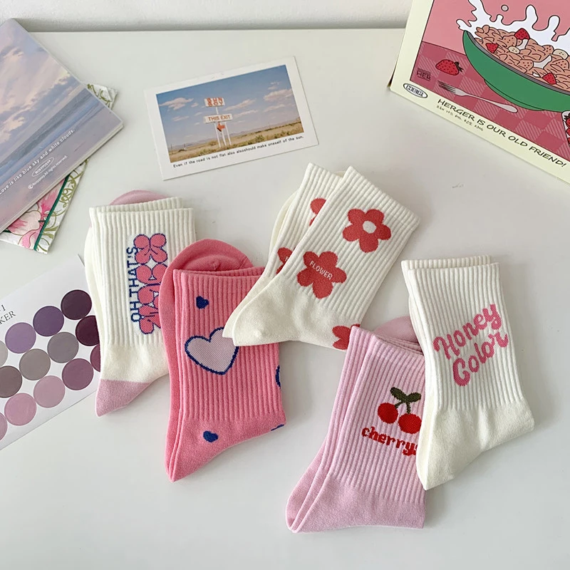 Chaussettes en coton à fleurs pour femmes, nouvelles nouveautés mignonnes, chaussettes d'équipage de mode pour filles, douces, respirantes, douces, drôles, lettre, cadeau féminin