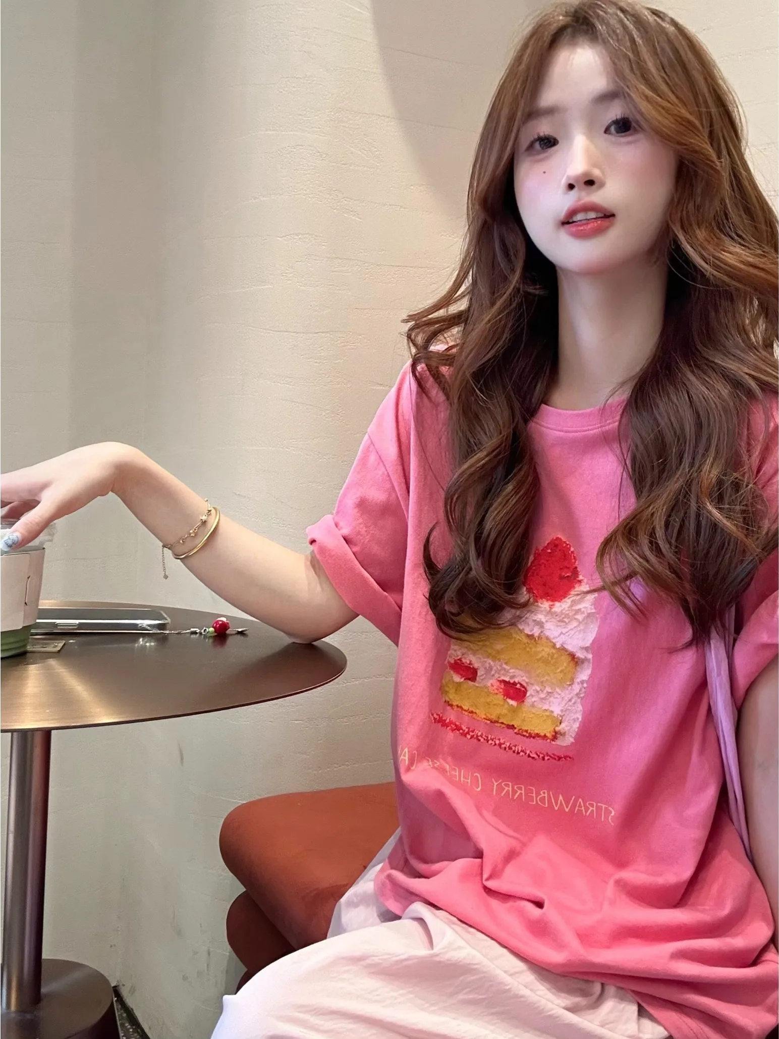 تي شيرت نسائي فضفاض غير رسمي مطبوع عليه كعكة كريمة الفراولة بأكمام قصيرة صيفي بنمط جديد كوري حلو نمط علوي للتنقل