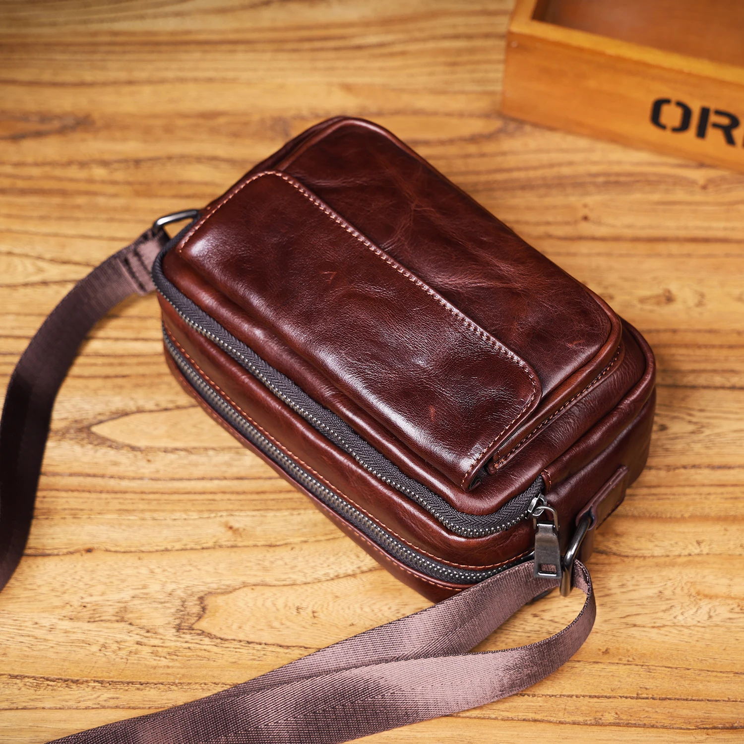 Echte Leder-Brusttasche für Herren, Casual-Umhängetasche aus Rindsleder, Modische Handyhülle, Pflanzlich gegerbtes, gerafftes Leder – Detail 21