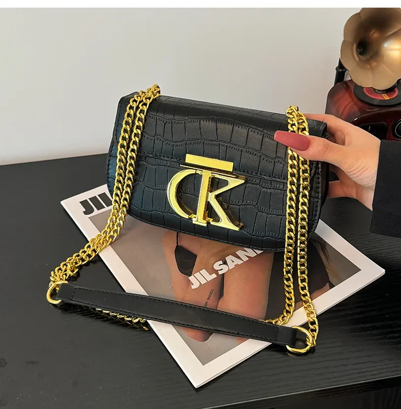 

2023 Новая женская маленькая квадратная сумка с каменным узором — стиль седла, простая универсальная, цепочка, подмышки/плечо/мессенджер