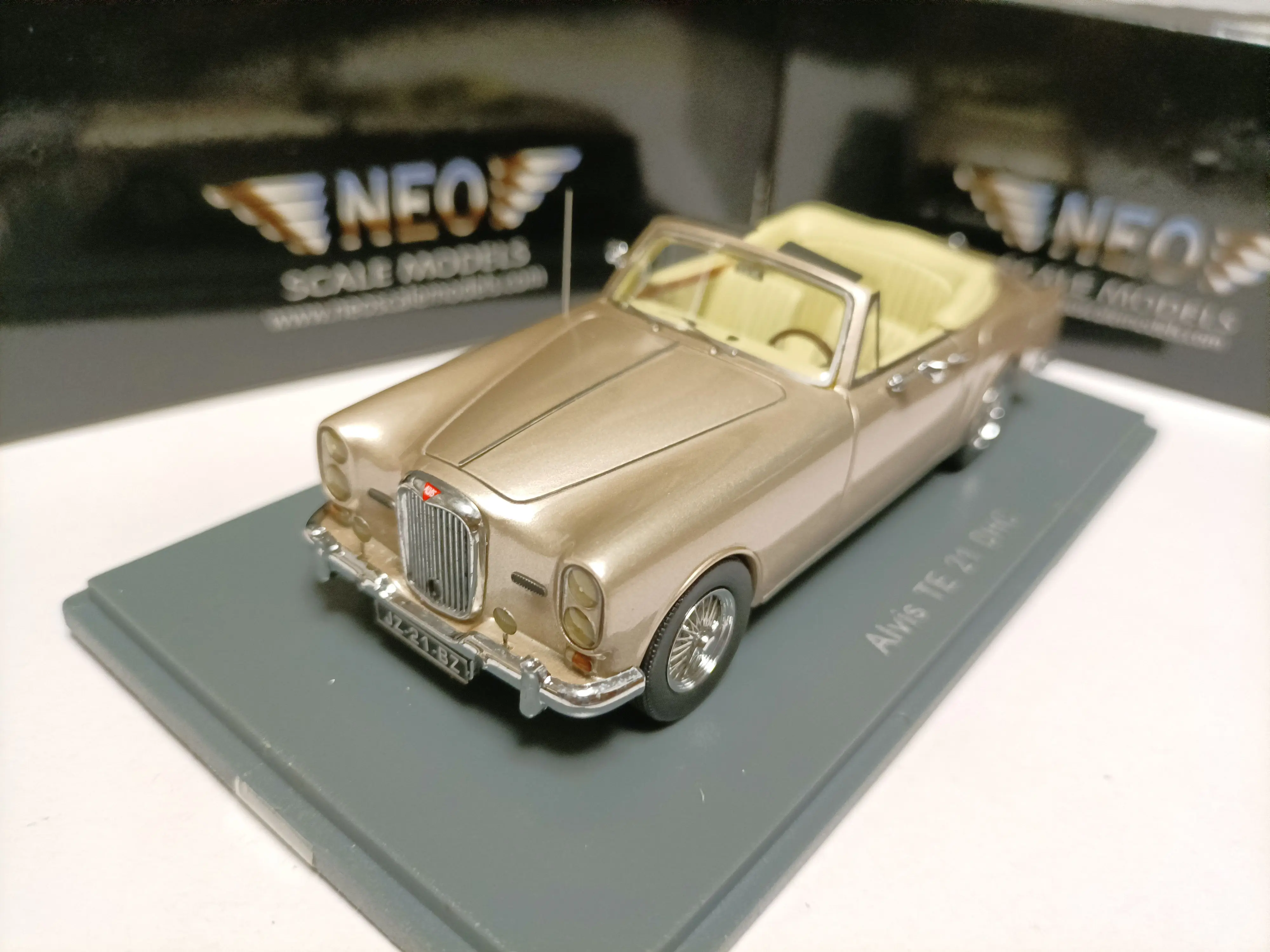 

Neo 1:43 Alvis TE21 DHC 1960 Vintage Car Simulation Limited Edition Resin Metal Static Car Model Toy Gift