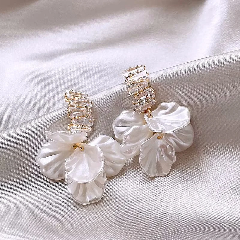 Korean White Shell Flower Petal Drop Earrings for Women 2023 New Statement Pendientes Trendy Zircon Crystal Earring Jewelry Gift