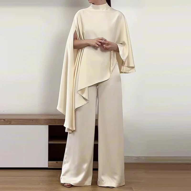 

Повседневный комфортный женский костюм: топ с воротником-стойкой и рукавами «летучая мышь» и свободные брюки. Простой комплект из двух предметов для весны и лета, для работы и повседневной носки.