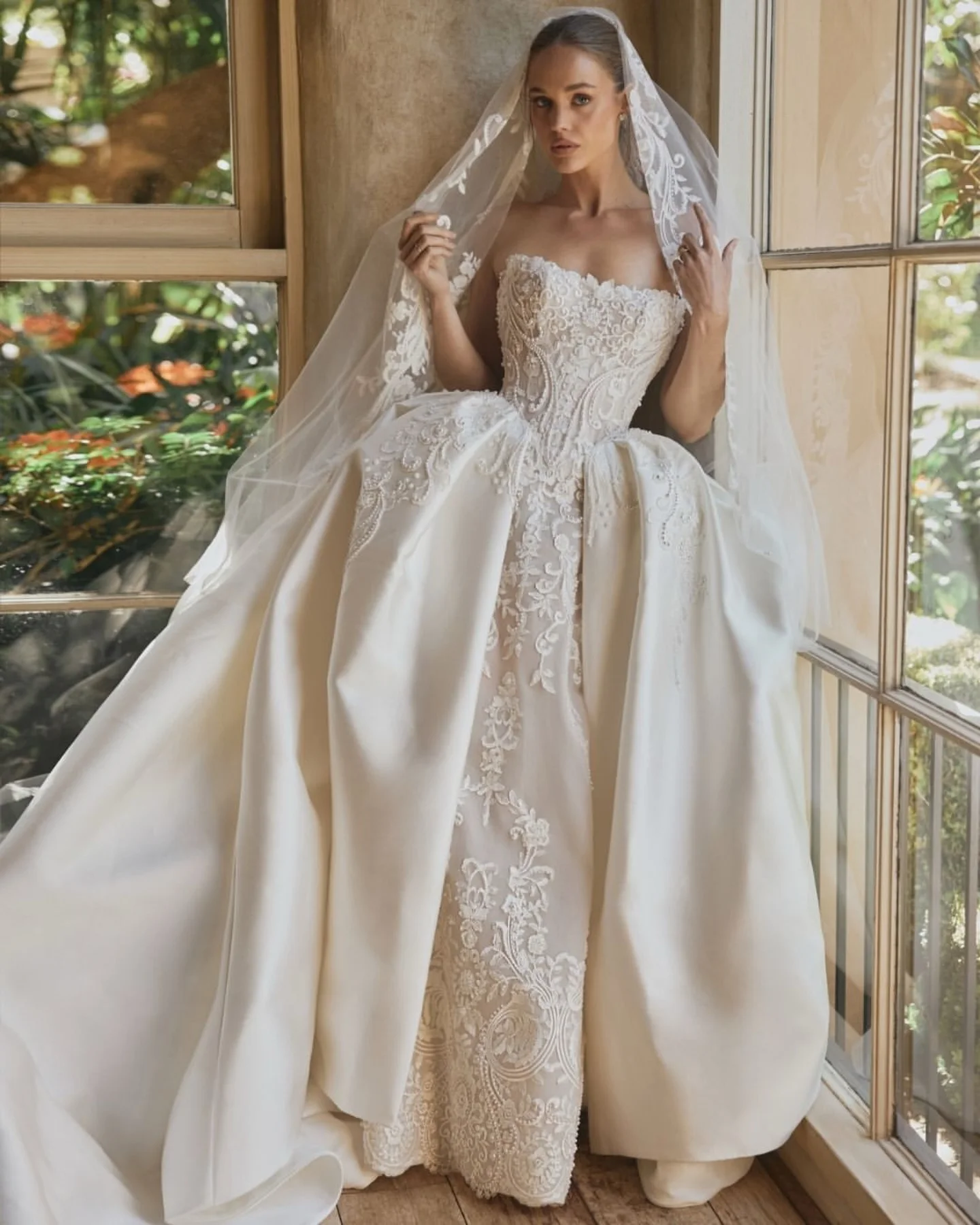 Elegant A Line Wedding Dress For Women Strapless Sleeveless Bridal Gown Lace Pearls Sweep Train Dresses Custom Made Vestidos
