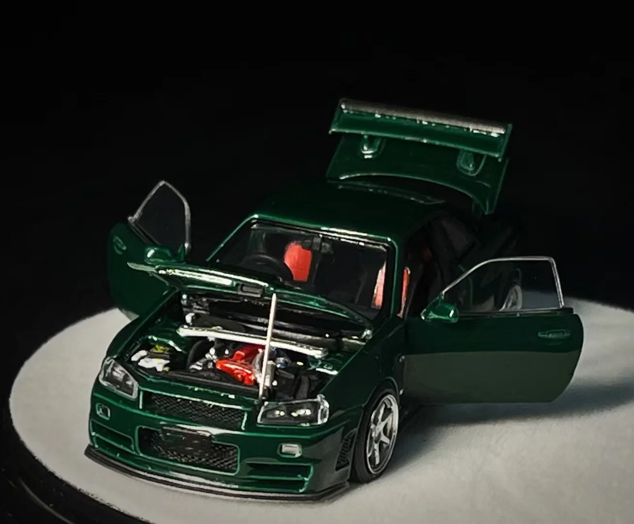 PGM 1:64 GTR R34 aleación verde británica modelo de coche de simulación totalmente abierto regalo de colección: una cabeza de motor