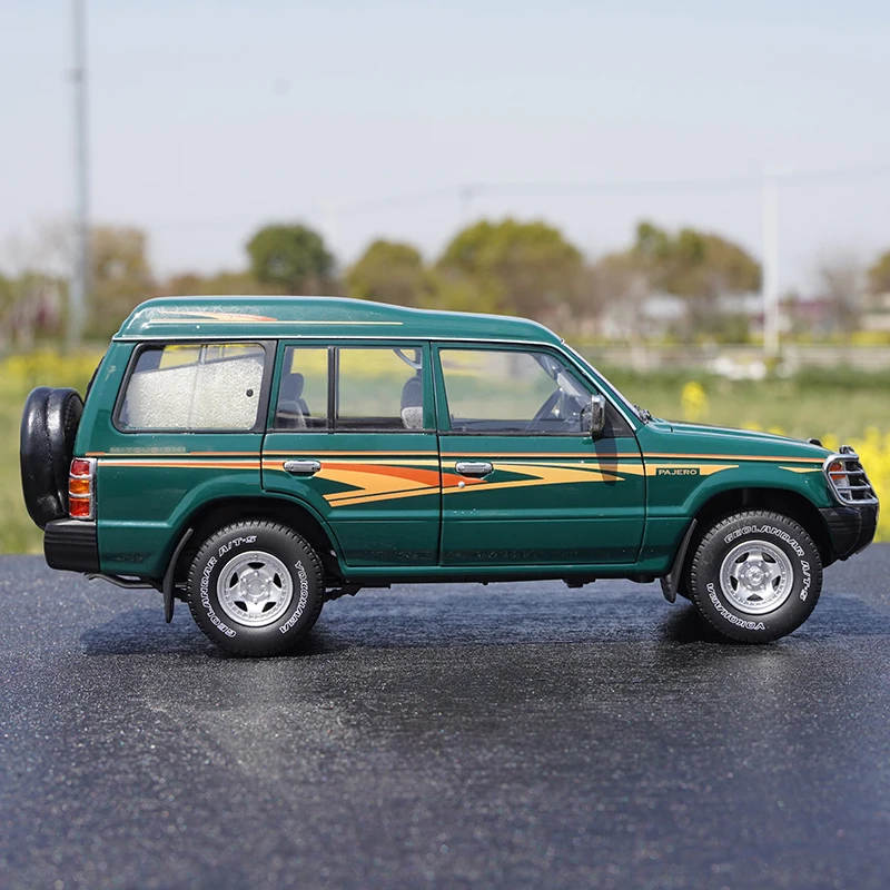 Model Car 1:18 Pajero V31 Jeep off-road Alloy Simulation Full Door Design Suitable For Collecting and Displaying Gifts