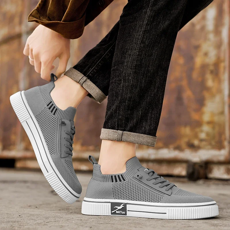 

Мужская вулканизированная обувь с дышащей сеткой. Новые летние повседневные прогулочные кроссовки на мягкой подошве со шнуровкой и цветными блоками.