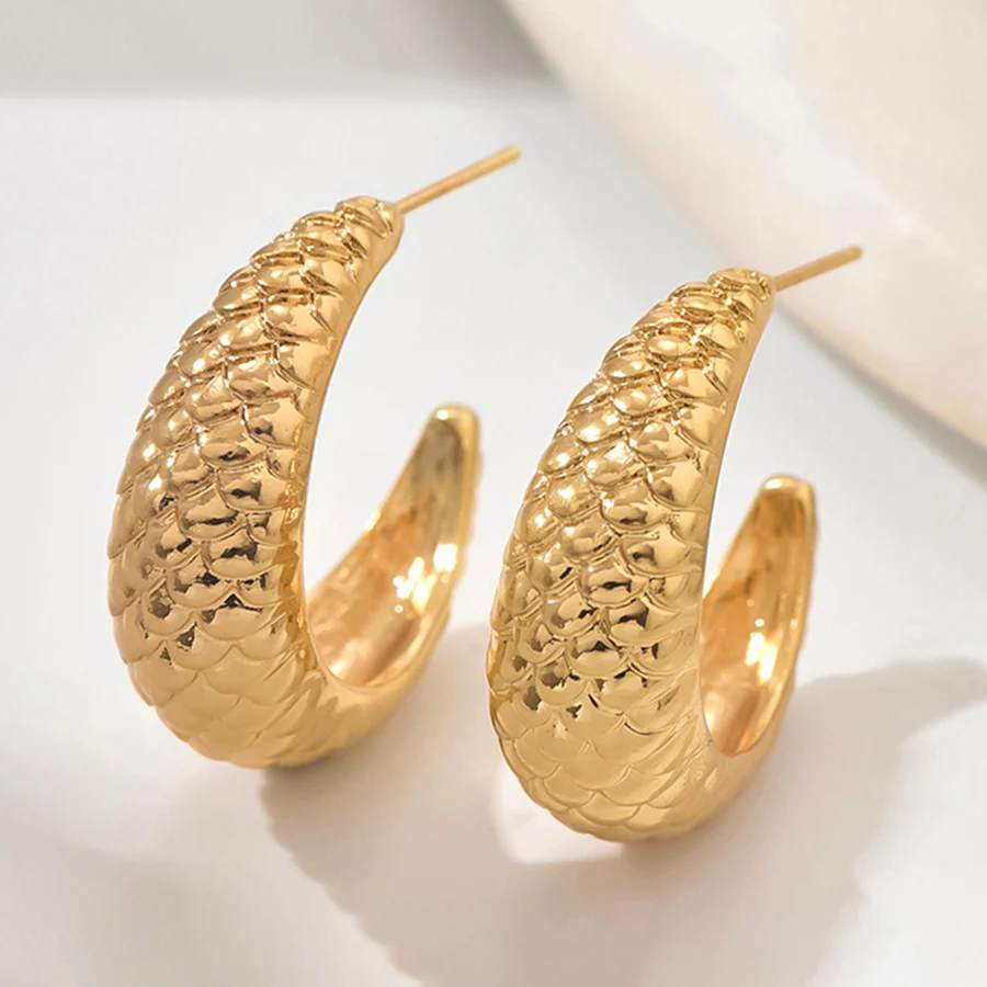 2024 New Design French Stylish C-shaped Fish Scale Hoop Earrings for Women Simple Unique Texture Daily Party Jewelry Wholesale