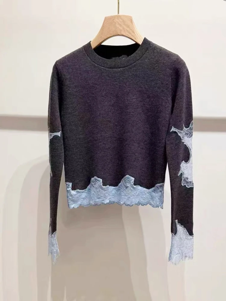 

A new French grey lace patchwork short round-neck long-sleeved knitted top for the early autumn of 2025