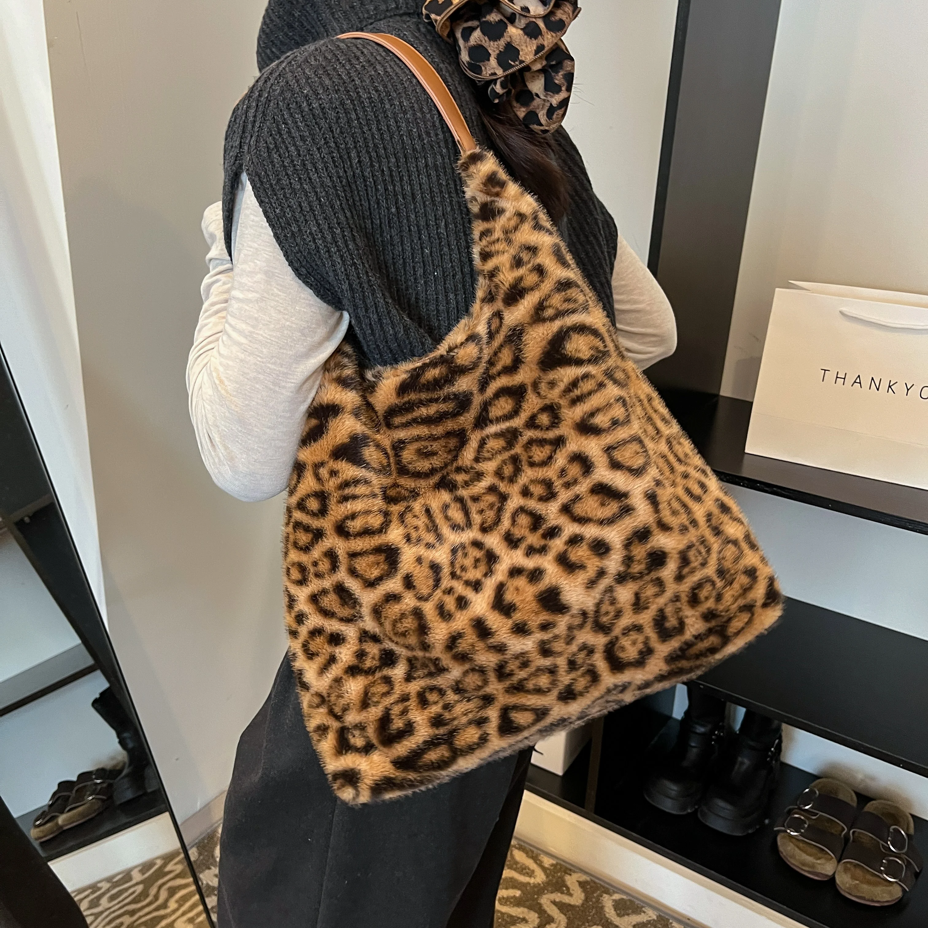 

2025 Winter Fashion Leopard Print Plush Shoulder Bag For Women Luxury Faux Fur Handbag Texture Large Capacity Top Handle Tote