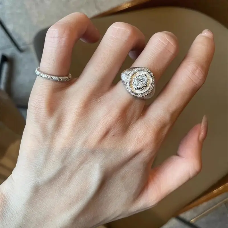 Anillo de Dedo Índice para Mujer con Diseño de Escudo Octagonal de Industria Pesada