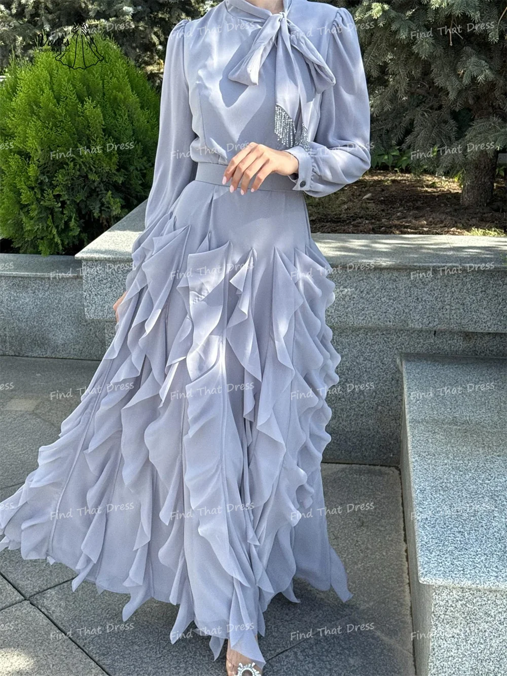 Op maat gemaakte elegante hoge hals gelaagde ruches A-lijn lange mouw avondjurk vloerlengte bruids feestjurk met strik vestidos