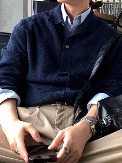 

Новый осенне-зимний повседневный универсальный вязаный кардиган в корейском стиле, модный, с отложным воротником, мужской, комфортный, средней мягкости