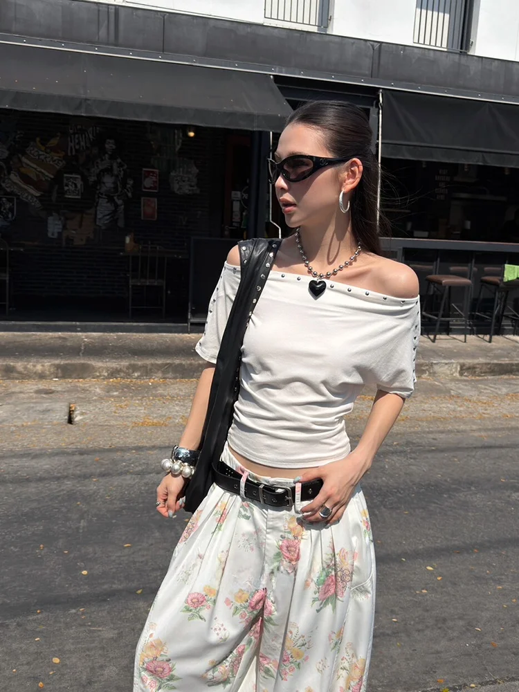 

Suuzouu2026 Новинка ранней весны: женская футболка в корейском стиле с одним открытым плечом, рукавами «летучая мышь» и заклепками, универсальный топ с коротким рукавом