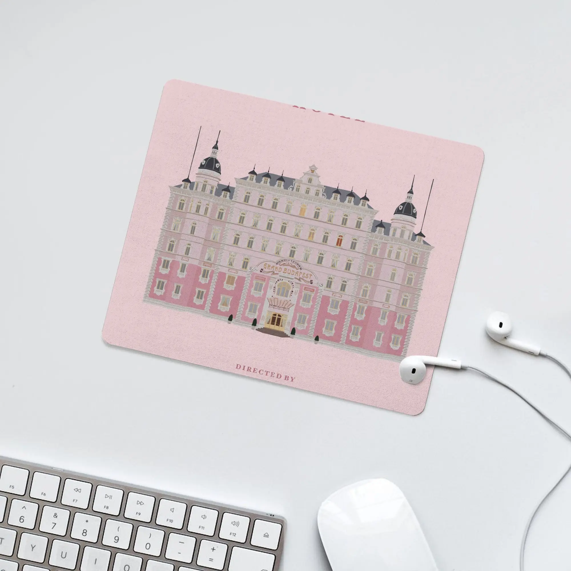 

Коврик для стола «Отель «Гранд Будапешт»» — органайзер для рабочего стола, игровой коврик, коврик для компьютерной мыши, офисные аксессуары