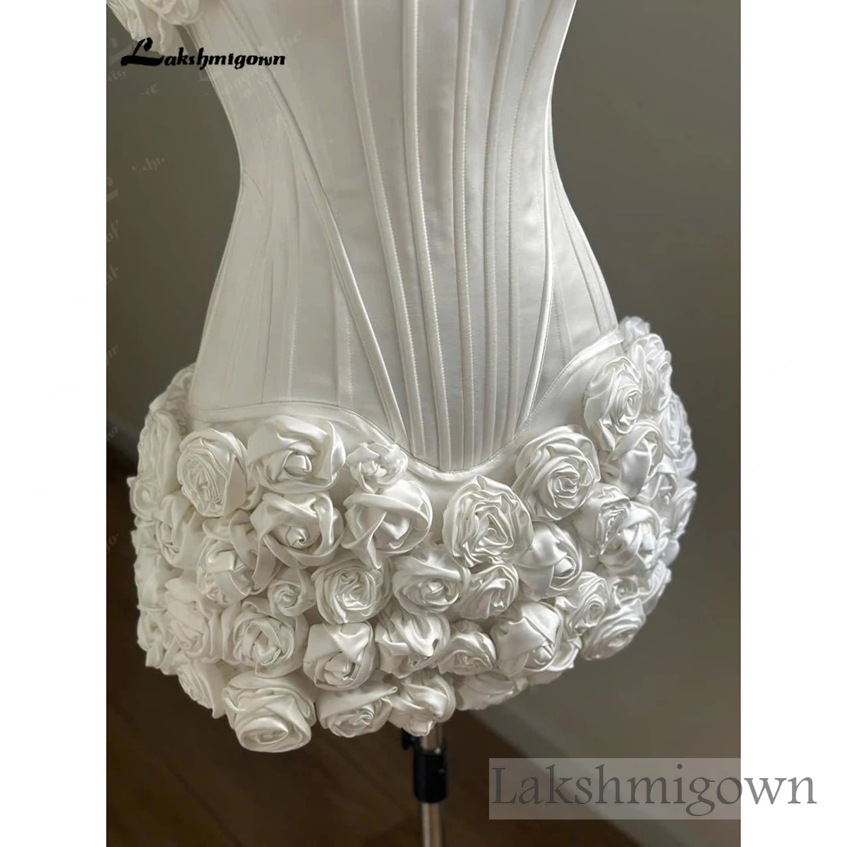 Lakshmigown Rosenkorsett-Hochzeitskleid, florales weißes Minikleid, schulterfreies Empfangskleid, Satin-Korsett-Brautkleid, maßgeschneidert – Detail 8