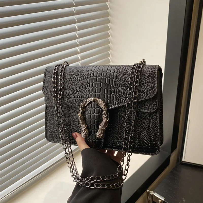 

Модная женская сумка через плечо из прочной искусственной кожи с текстурой аллигатора. Гладкий ремешок. Надежный магнитный замок. Легкий, незаменимый для повседневного использования.