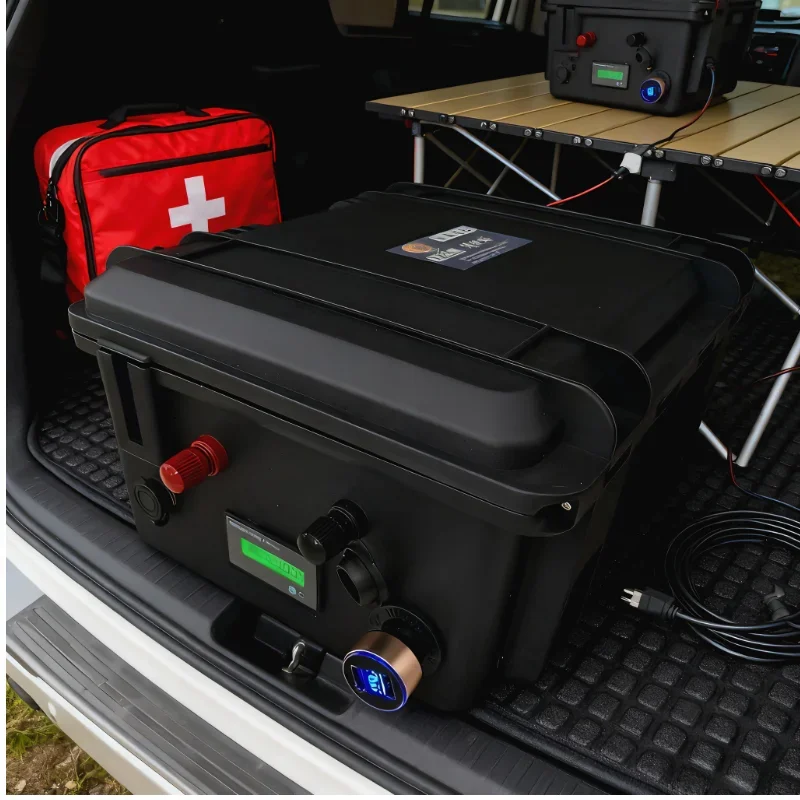 POWERHOUSE LITHIUM-ION ULTIMATE 12V: PACCHETTO BATTERIA ALTA CAPACITÀ 300Ah/320Ah – STACCIA PHOTOVOLTAICA DOMINATA, MOTORI DA RUOTEZIONE, R