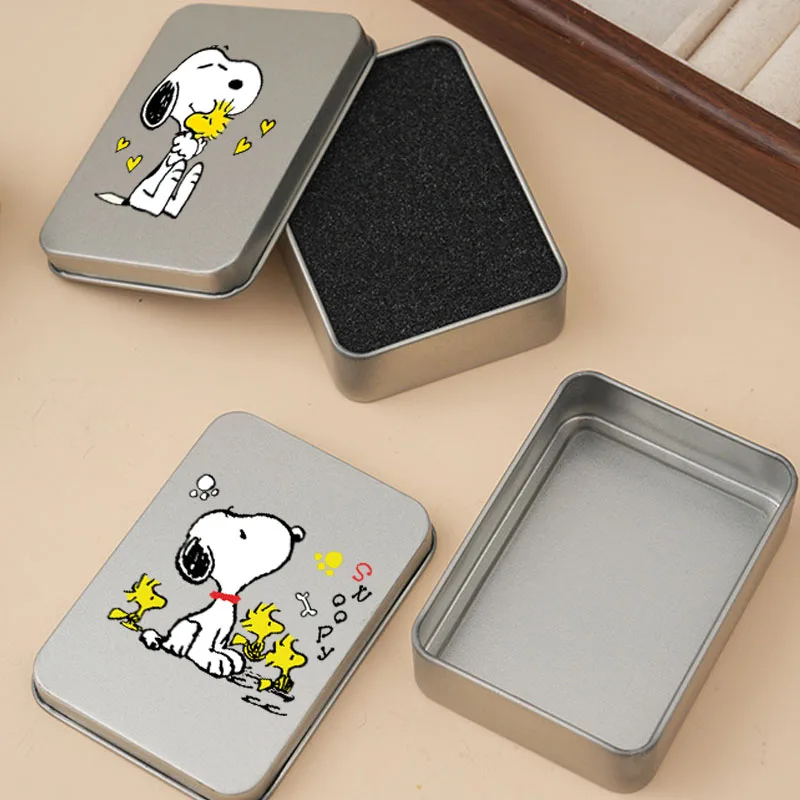 

Железный ящик Snoopy, настольный ящик для хранения, украшение для девочек, студентов, портативные конфеты, ювелирные изделия, предметы первой необходимости для путешествий, каваи, подарок на день рождения