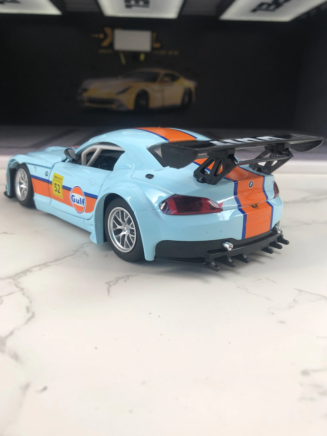 CCA 1:24 Simulation Zinklegierung BMW Z4 GT3 Gulf Modellauto, statisches Ornament, Sammler-Geschenkauto aus Metall