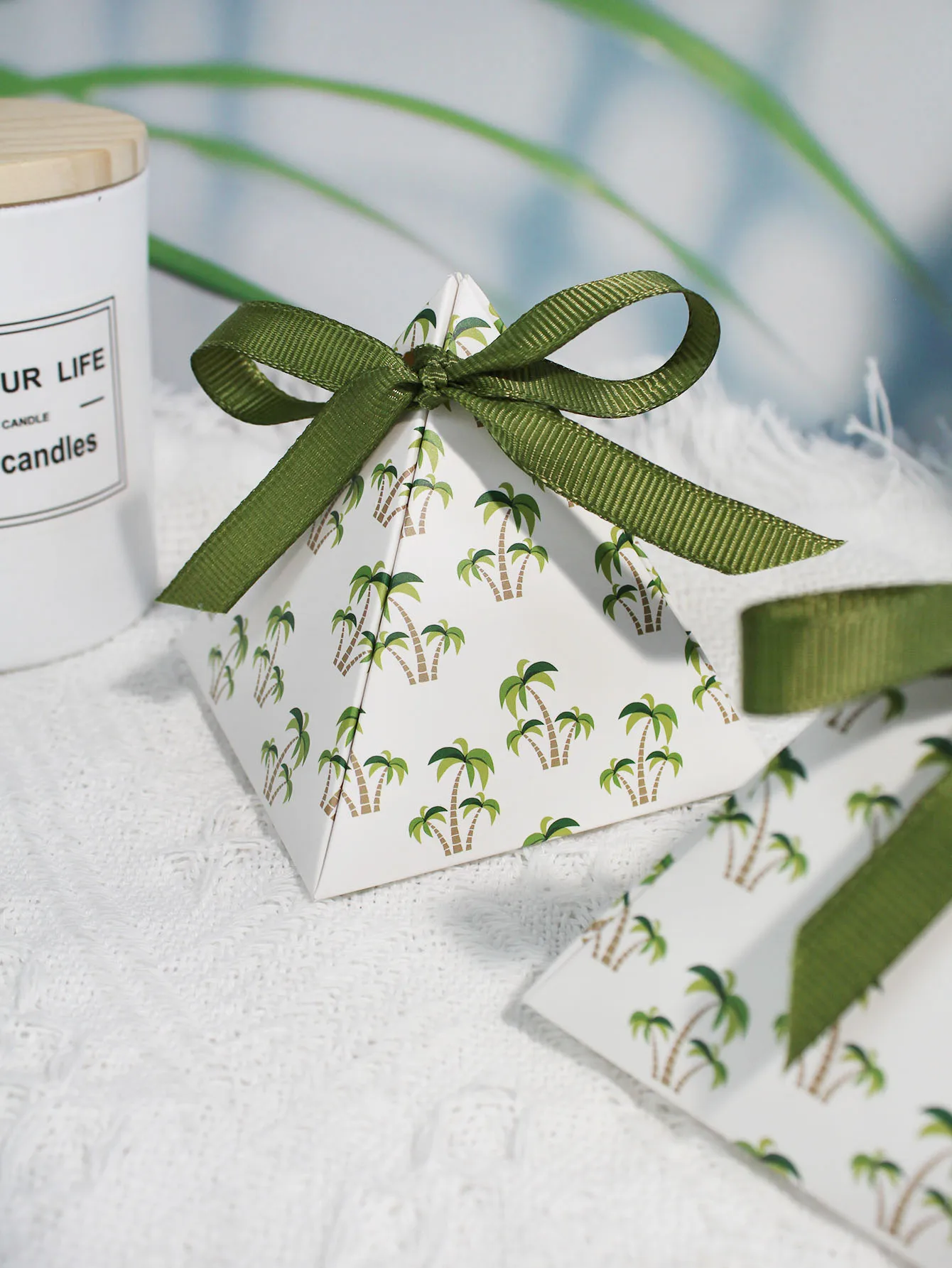 Stylish Pyramid-Shaped Gift Boxes Featuring Green Palm Tree Patterns and Green Ribbons, Perfect for Parties and Festive Events
