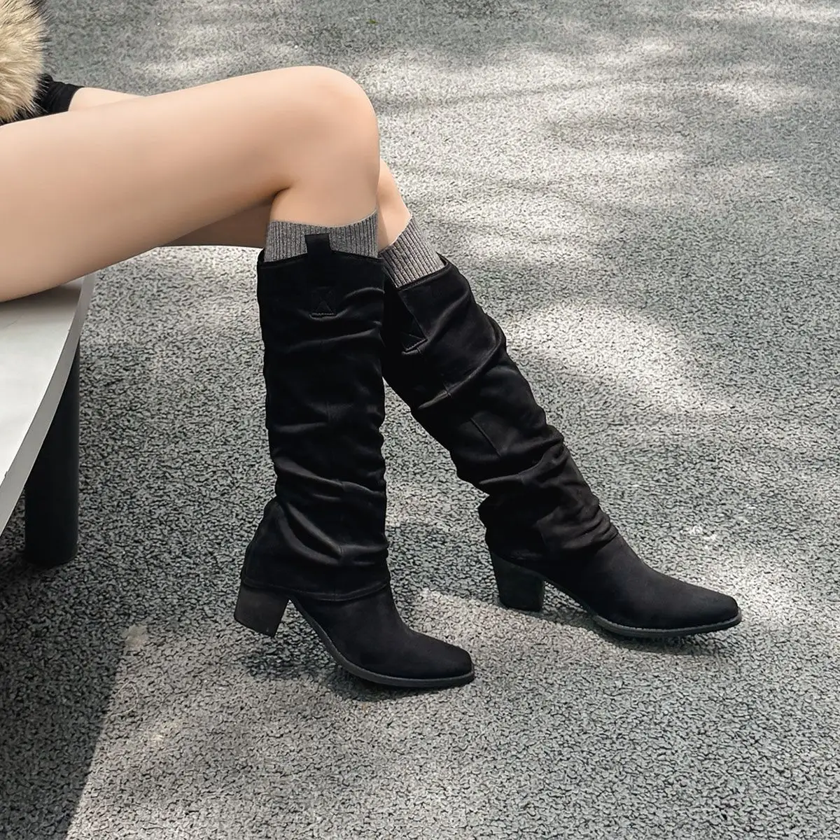 

Arden Furtado Осенние коричневые замшевые плиссированные сапоги в стиле вестерн без шнуровки с квадратным носком Сапоги до колена на массивном каблуке Сапоги с отвернутым краем