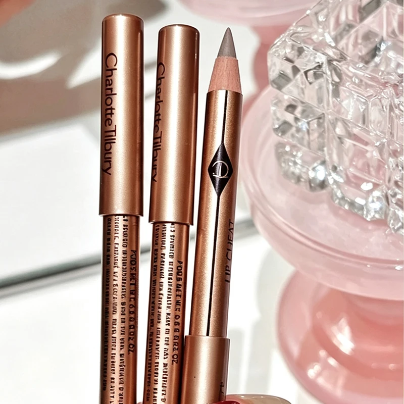 Crayon à lèvres et rouge à lèvres Charlotte Tilbury pour une application facile et un maquillage luxueux et élégant, fond de teint liquide