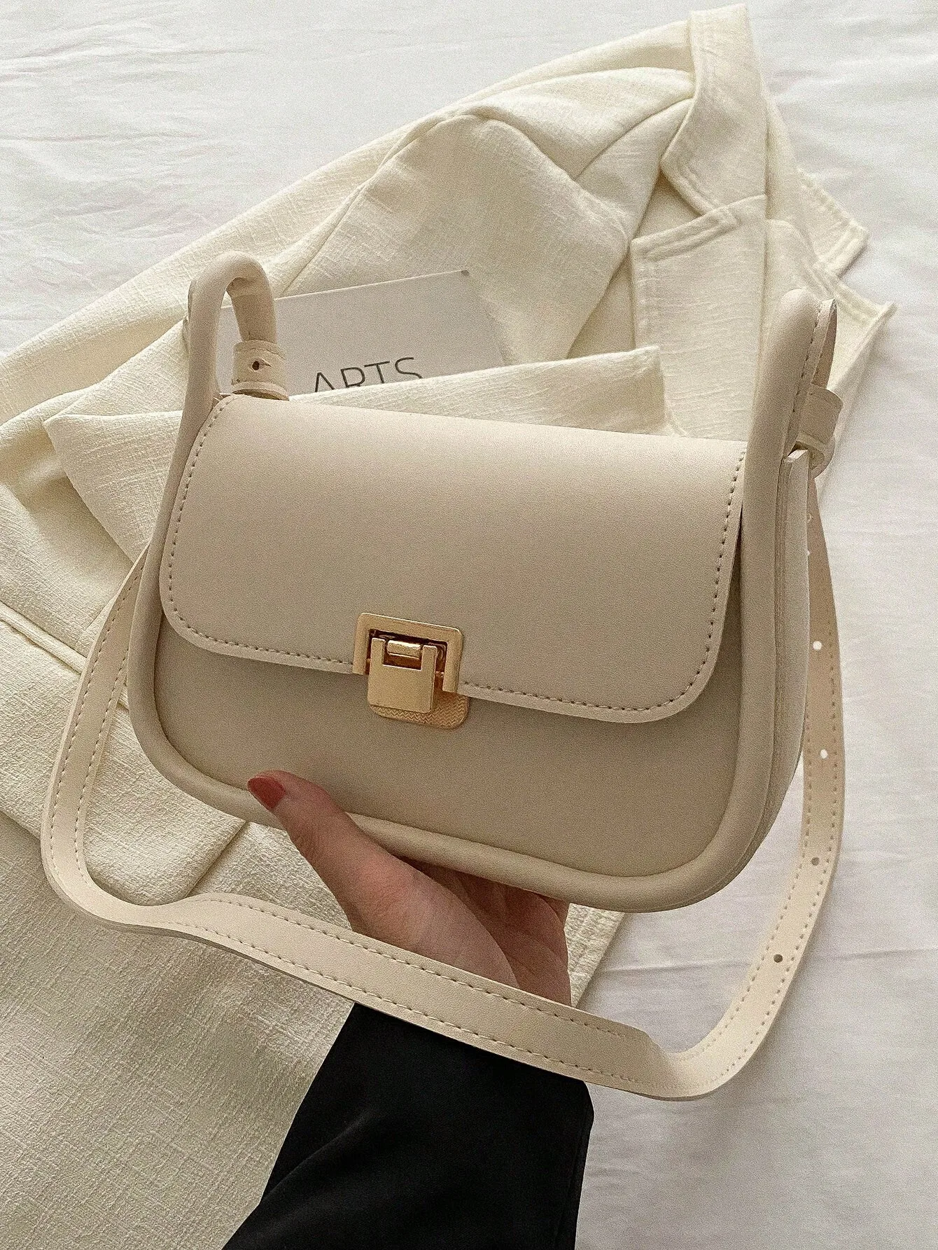 bolsa-feminina-elegante-de-ombro-unico-e-crossbody-com-design-de-fivela-decorativa