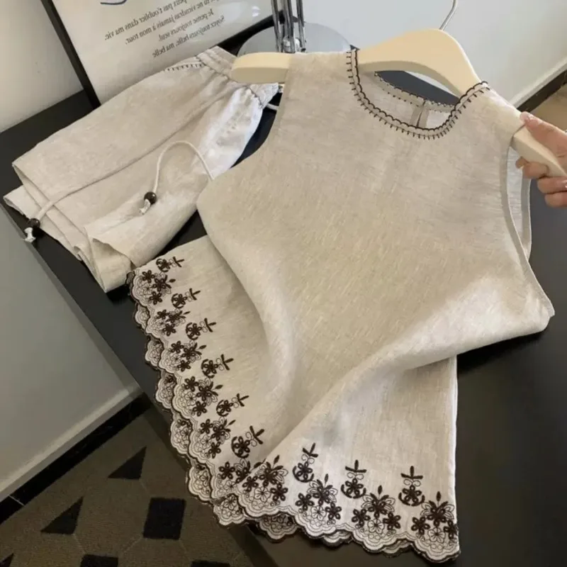 Semplice stile vecchio denaro in cotone e lino per l'industria pesante, gilet in pizzo ricamato, pantaloncini estivi da donna, abito a due pezzi