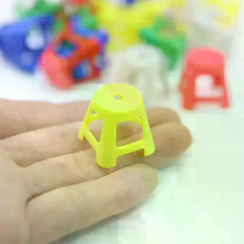 Juego de 5 Mini Taburetes de Plástico de Simulación, Sillas Pequeñas, Modelo 1/12, Muebles para Casa de Muñecas, Decoración para Casa de Muñecas, Juguete de Simulación para Niños