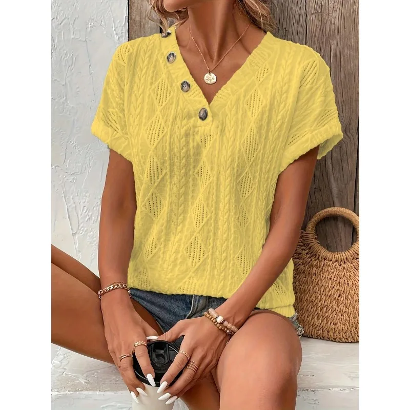 ​ ​   เสื้อยืดฤดูร้อนผู้หญิงขนาดบวกสีทึบคอวีแขนสั้นแฟชั่นลำลองสบายเสื้อยืดพอดีมาตรฐานปกติ ﻿