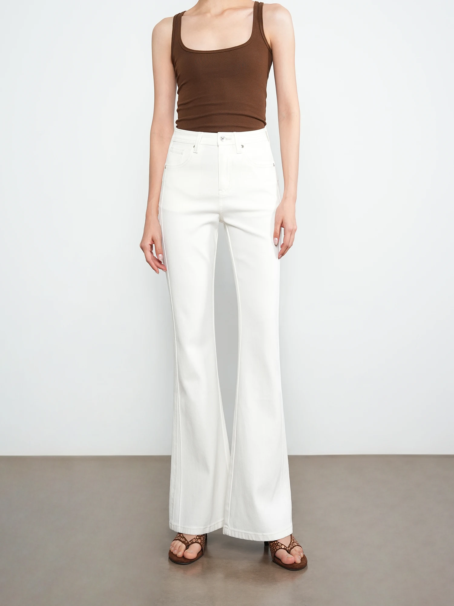 

Белые женские джинсы-клеш с высокой талией, утягивающие, с эффектом подтяжки ягодиц, из эластичного денима (4-way stretch), повседневные, из смесового хлопка