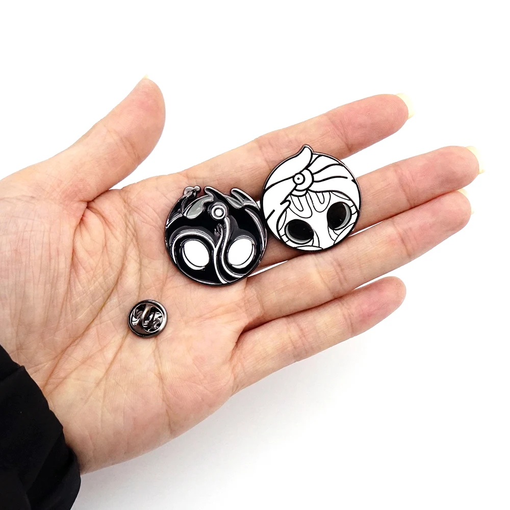 Alfileres de solapa de juego de caballero hueco para mochila, esmaltado broche de Metal, broches de Manga para mujeres y hombres, insignia de joyería