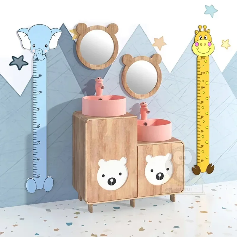 خزانة حمام من الخشب الصلب للأطفال في رياض الأطفال، وحوض غسيل مرتفع ومنخفض للأطفال برسوم كرتونية، وخزانة مجموعة مغسلة