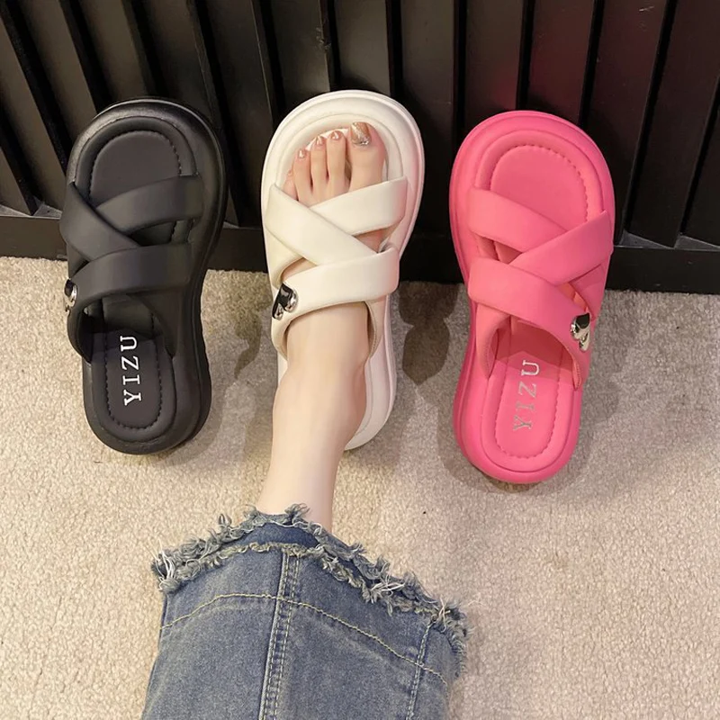 Sepatu wanita 2023 sandal perempuan sandal mewah Platform sedang lembut datar desainer musim panas PU karet mode kasual silang