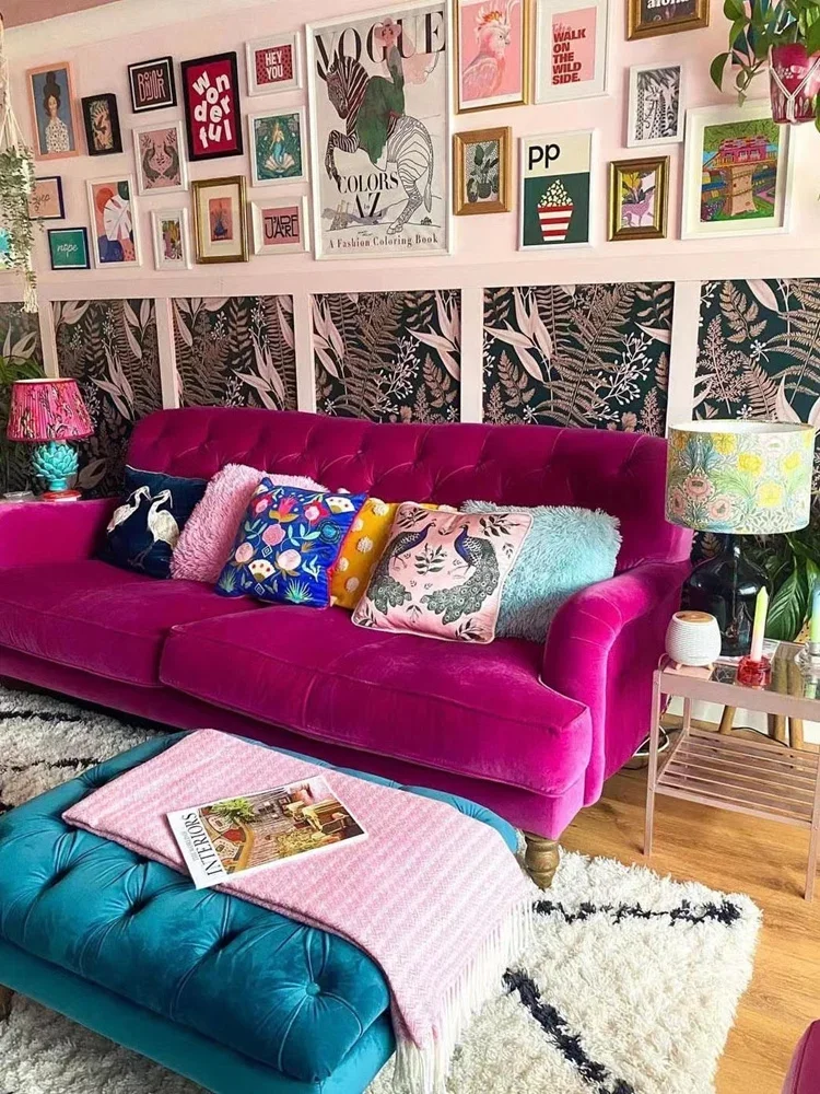 Podwójna sofa w stylu francuskim w stylu retro, mały salon w kolorze różowo-czerwonego aksamitu, trzyosobowa sofa z amerykańskiej klamry