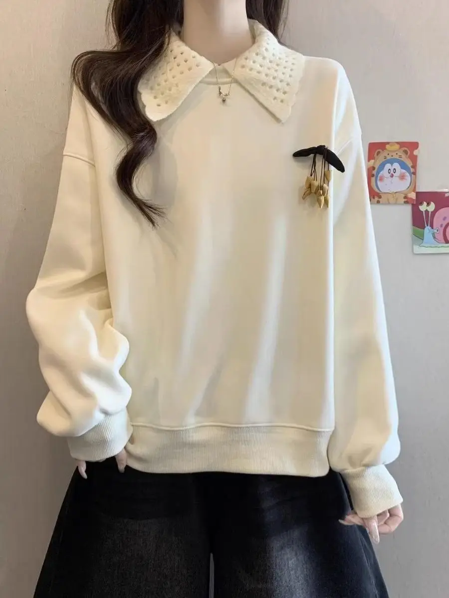 سترة نسائية مبطنة مطرزة بمقاسات كبيرة مع ياقة بيبي دول، تصميم نحيف يغطي الكتفين، مناسبة لجميع المواسم