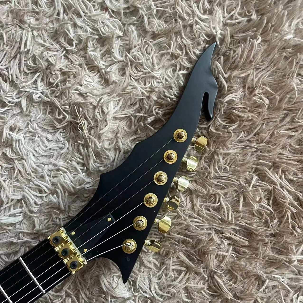 Guitar 6-string left-handed angel wing carved electric guitar, black body, gold accessories, factory real pictures, can be shipp