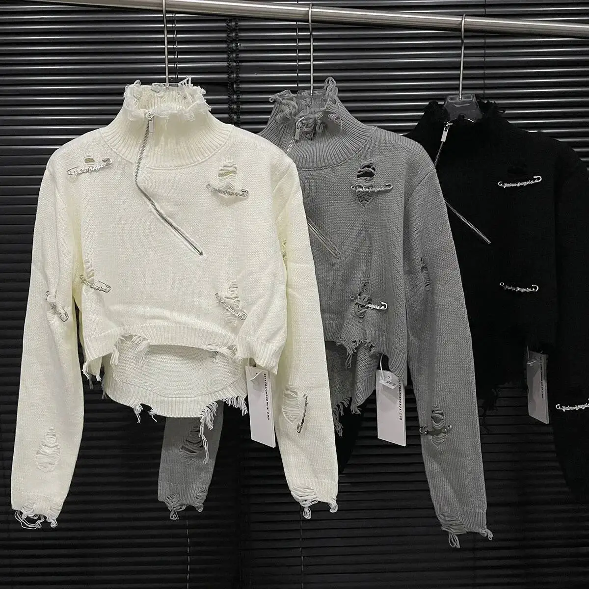 

Women's American Style Niche Short Sweater Decorative Brooch Top Polo/Turtle Knitwear Crew Neck Pullovers