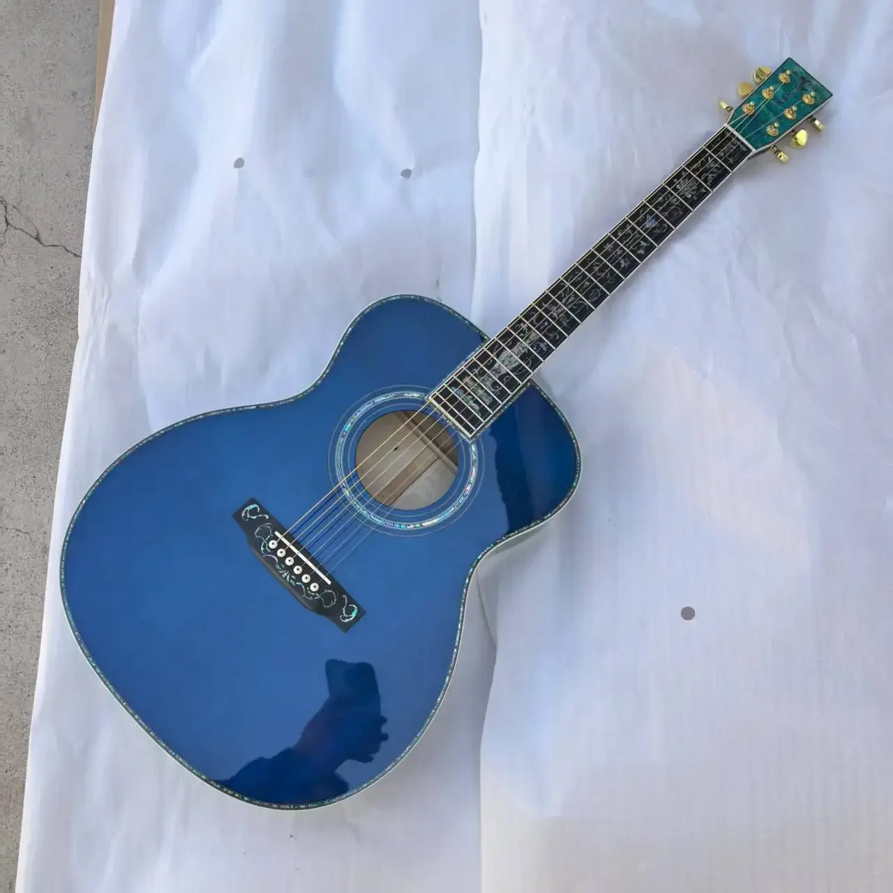 

Om45 Series 40-inch Vase with Sky-blue Solid Wood Section and Fingered Acoustic Folk Guitar At The Top Refers To Playing