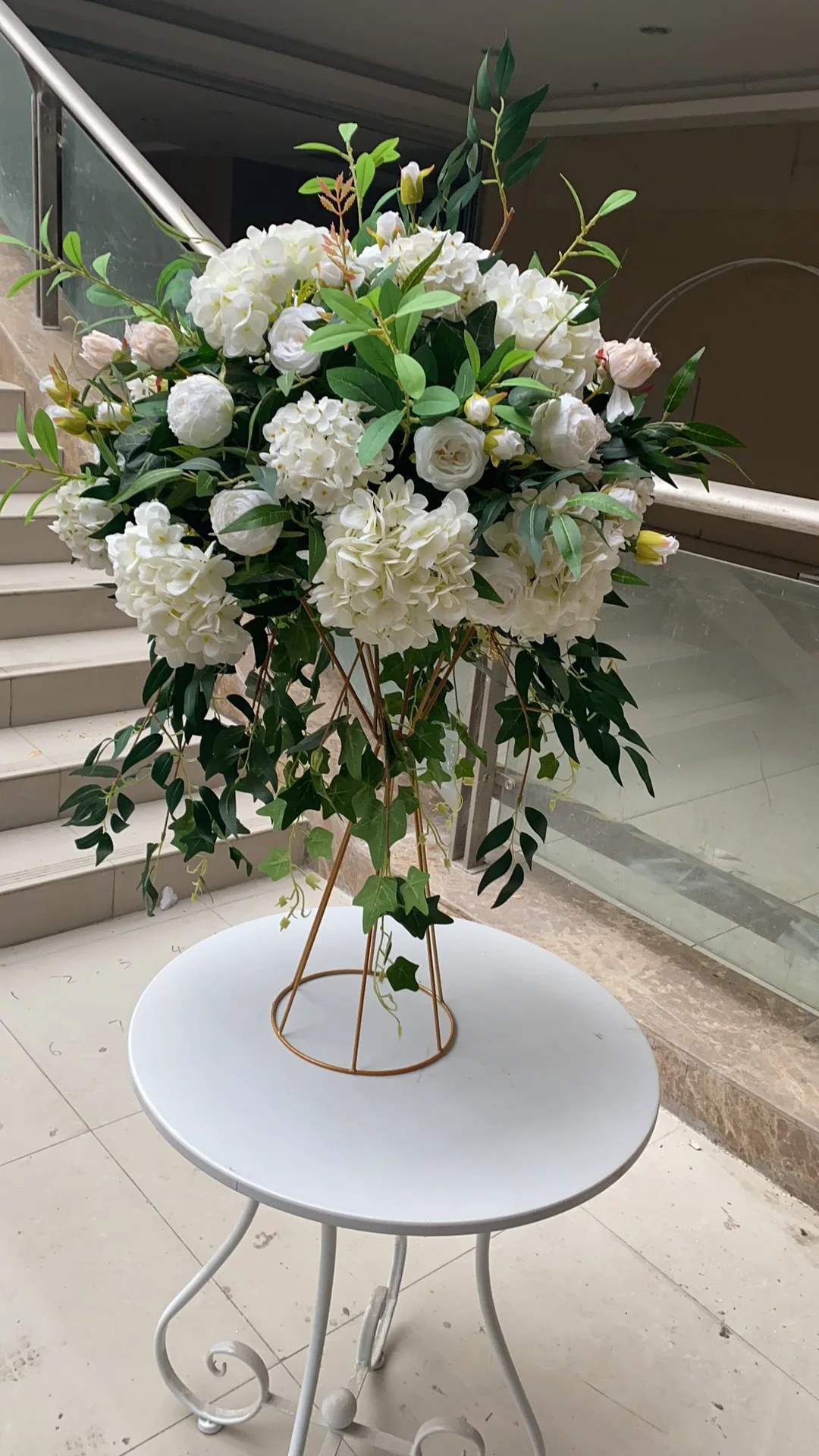 Künstliche Grünblätter Hortensie Rosenblütenkugel Hochzeitstisch-Mittelstück Kerzenhalter Geometrischer Ständer Blumendekoration Event-Bühne – Detail 3