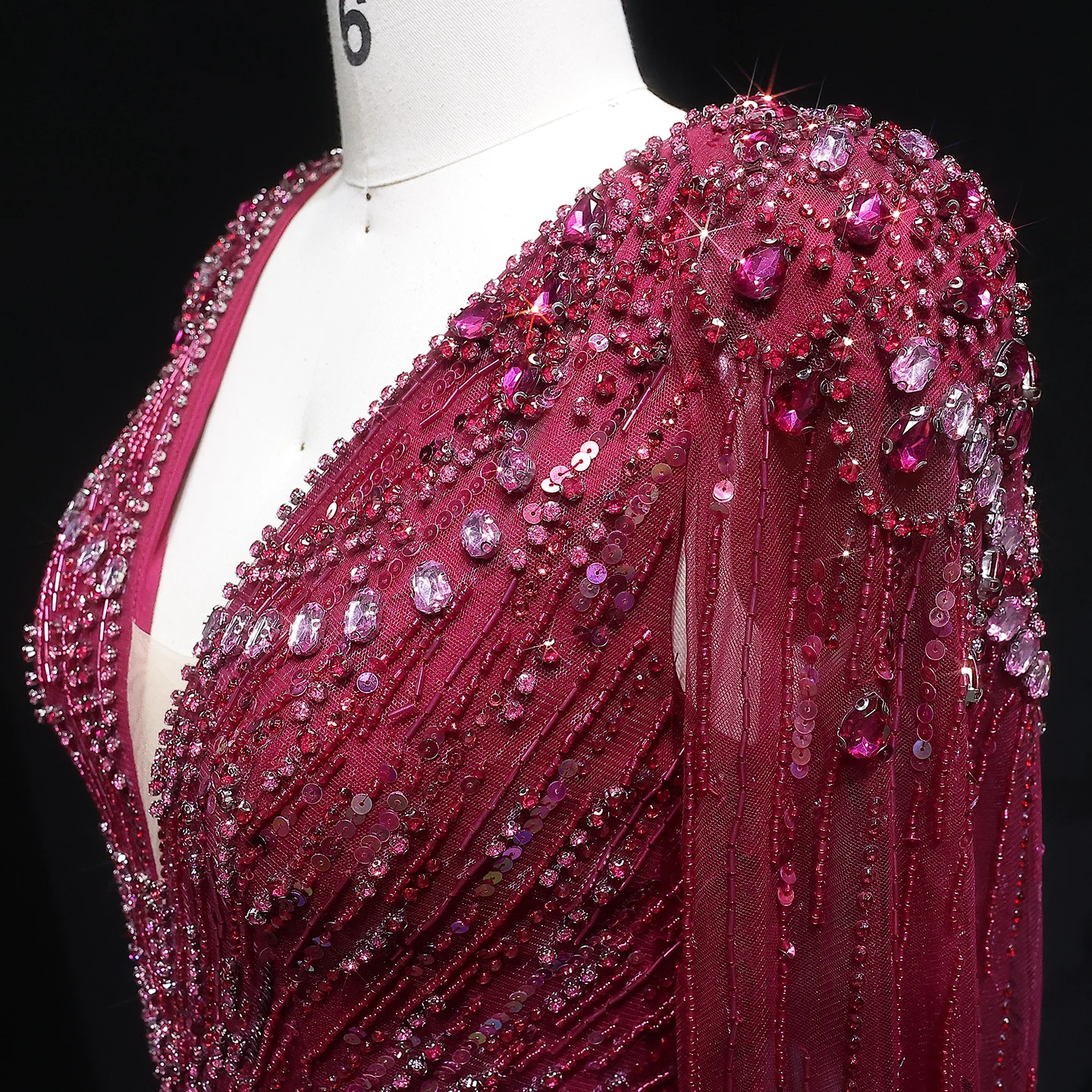 Sharon Said Dubai Burgunderrotes Abendkleid mit V-Ausschnitt und Cape-Ärmeln, Perlenbesetztes A-Linien-Kleid, Damen-Abendkleid SS399 Maßanfertigung – Detail 8