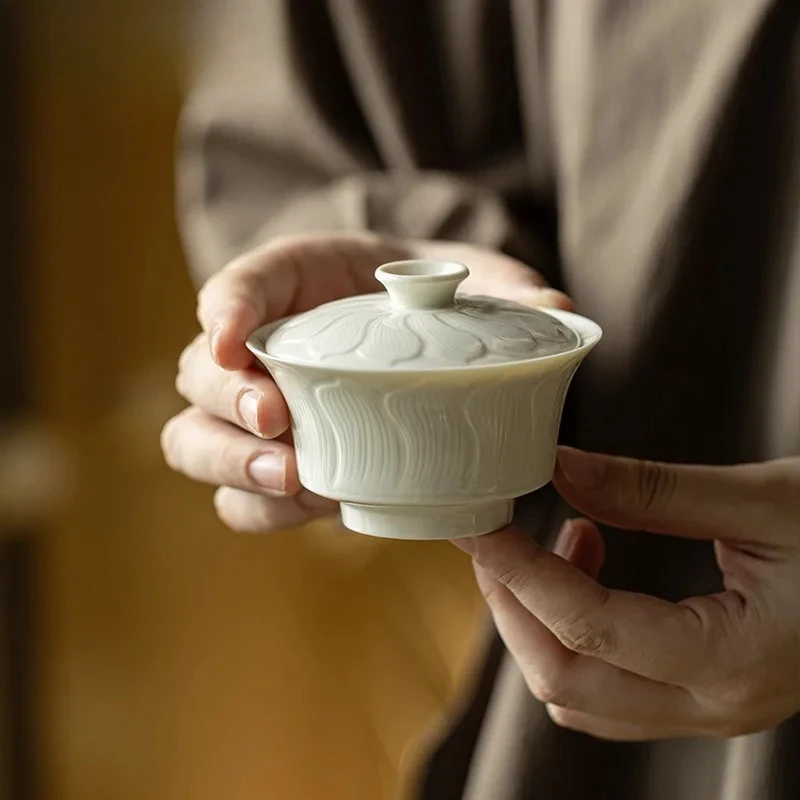 

Чайная чаша Гайвань из фарфора Дин Кинь, 140 мл, с узором «Белые лотосовые листья», эстетичная, с крышкой, для заваривания чая, декоративная посуда