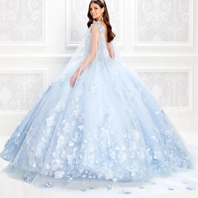 Luz azul Princesa Quinceanera Vestidos Lace Appliques 3D Flores Beads Backless Pageant Party Sweet 15 Ball Gown Com Capa