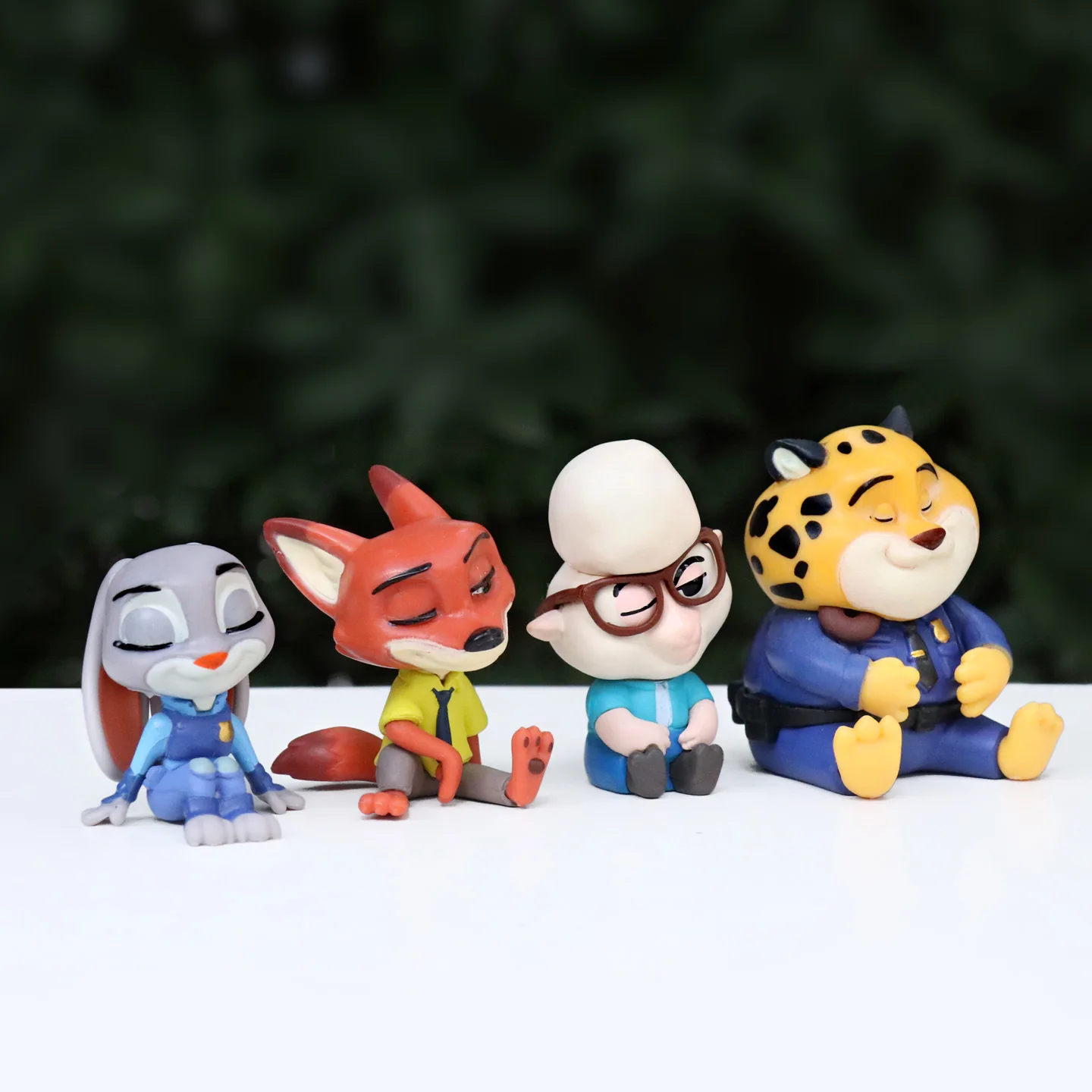 Nuovo prodotto seduto obbedientemente nella città degli animali, bambole di piccoli animali, decorazioni creative per auto da tavolo, ornamenti