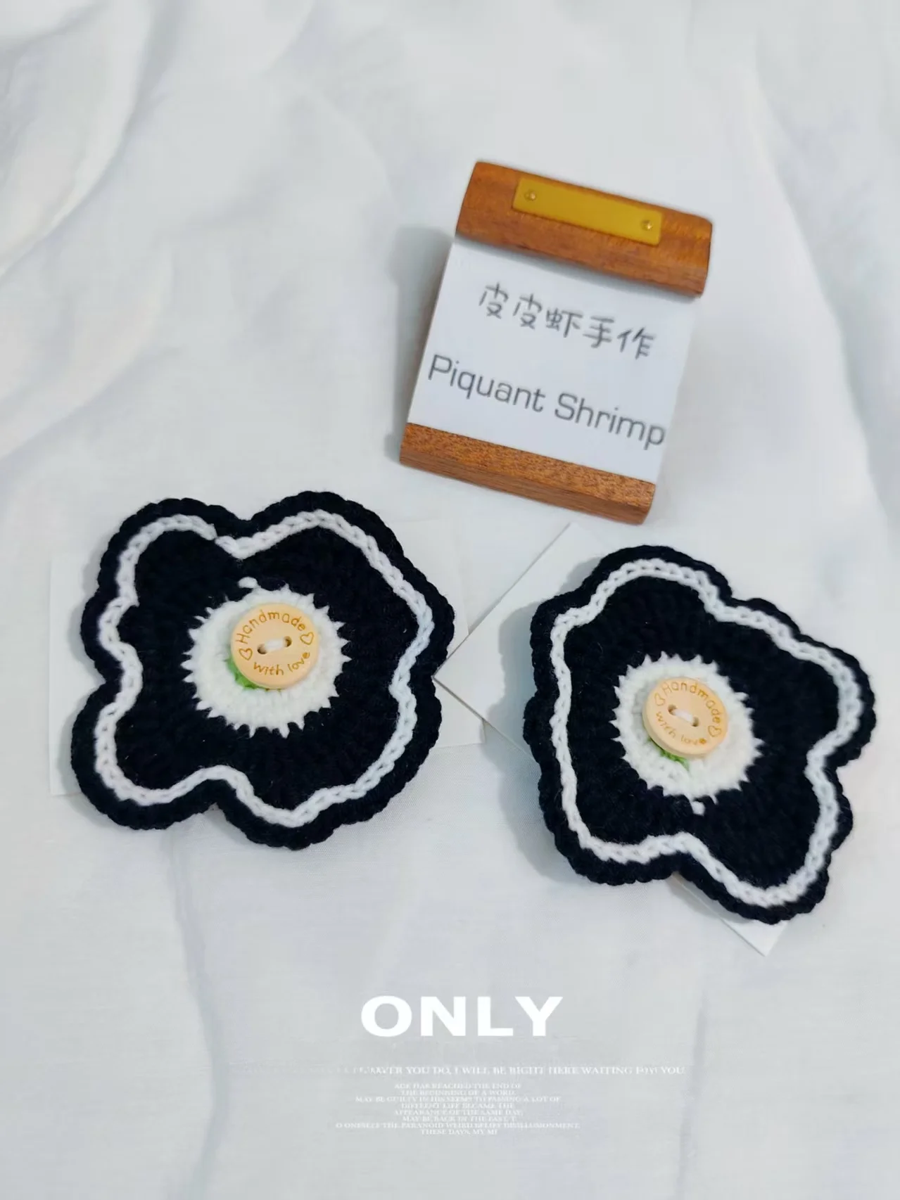 capa-de-botao-de-flor-irregular-tricotada-a-mao-acessorios-de-roupa-em-croche-presente-personalizado-decoracao-com-fios-e