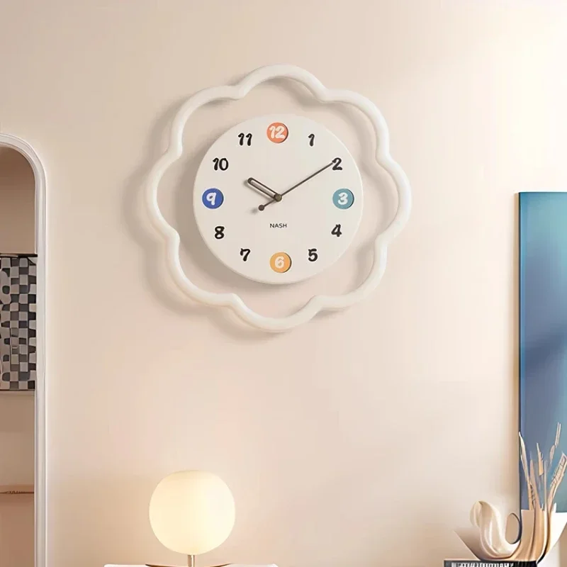 Digital Minimalist Wall Clock Classic Designer Luxury European Flowers Cute Wall Clock Creative Silent Metal Horloge Home Decor