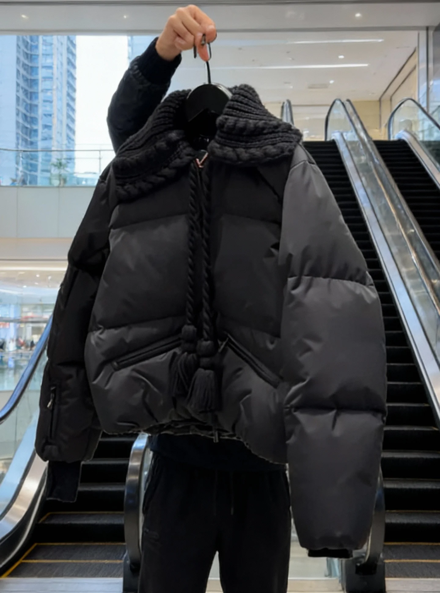 เสื้อโค้ทผู้หญิงแบบพัฟเฟอร์บุใยโพลีเอสเตอร์สีขาว รุ่น Sli ort Puffer Jaet สำหรับฤดูหนาว อุ่นสบาย สไตล์ลำลอง แฟชั่น